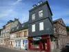 Bernay - Façades de maisons et commerces de la place Sainte-Croix