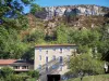 Berzé-la-Ville - Coche rock dominating the houses of the village