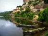 Beynac-et-Cazenac - The River Dordogne with boats, bank and houses of the village, in the Dordogne valley, in Périgord