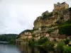 Beynac-et-Cazenac - Castle and its cliff dominating the houses of the village and the River Dordogne, in the Dordogne valley, in Périgord