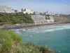 Biarritz - Vista de la playa de la Costa Vasca, el Océano Atlántico y las fachadas de la localidad