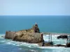 Biarritz - Roca de la Virgen y el puente con vistas al Océano Atlántico