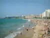 Biarritz - Grande Plage y turistas, el faro complejo marítimo Pointe Saint-Martin y el Océano Atlántico