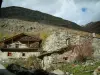Bonneval-sur-Arc - Ruines d'une construction, maison en pierre avec un balcon de bois et montagne, en Haute-Maurienne (Parc National de la Vanoise)