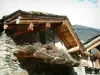 Bonneval-sur-Arc - Casa de piedra con un balcón de madera para el secado