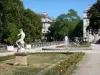 Bordeaux - Aiuole, statue e fontana del giardino pubblico