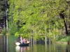 Bosque de Boulogne - Pequeño paseo en barco por el Lago Inferior rodeado de árboles