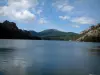 Bosque de Ospedale - Presa Ospedale frenando un lago y las colinas cubiertas de árboles en el fondo