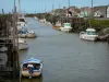 Bouin - Port des Champs: barcos amarrados y pilotes