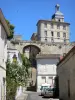 Bourg - Tor Goutinière, Kampanil des Herrschaftshauses Jurade und Häuserfassaden der Stadt