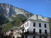 Le Bourg-d'Oisans - Facades of houses in the village and mountain overhanging the place