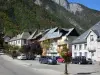 Le Bourg-d'Oisans - Fachadas de casas en el pueblo y las montañas