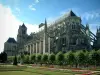 Bourges - Jardim do Arcebispo e Catedral de Santo Estêvão (arquitetura gótica)