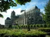 Bourges - Árvores do Jardim do Arcebispo e da Catedral de Saint-Etienne (arquitetura gótica)