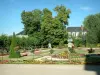 Bourges - Beco, canteiros de flores, estátua e árvores do jardim do Arcebispo, edifícios em segundo plano