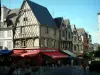 Bourges - Gordaine Square, com casas de enxaimel e terraços de café