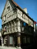 Bourges - Casa de três flautas de enxaimel e sala de chá