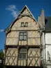 Bourges - Casa em enxaimel com janelas decoradas com vitrais