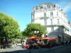 Bourges - Cujas praça com esplanada, prédio (casa Forestine) e árvores