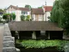 Boussy-Saint-Antoine - Vue sur le lavoir, la rivière Yerres et les maisons de la ville depuis le vieux pont ; dans la vallée de l'Yerres