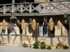 Bresse saboyana - Granja-Museo del Bosque: fachada y balcón con tirantes de madera de la granja de Bresse, con el maíz suspendido; a corto