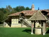 Bresse savoyarde - La Grange du Clou, ferme bressane à cheminée sarrasine, avec son puits ; à Saint-Cyr-sur-Menthon