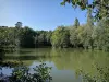 Breteuil castle - Romantic park pond surrounded by trees; in the Haute Vallée de Chevreuse Regional Nature Park