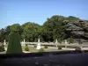 Breteuil castle - Statues and topiaries of the French garden