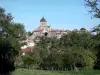 Brigueuil - Espadaña de la iglesia de Saint-Martial dominando las casas del pueblo y de los árboles