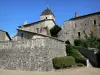 Brigueuil - Espadaña de la iglesia de San Marcial y casas de la aldea