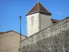 Brigueuil - Mur en pierre, lampadaire et maisons du village