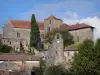 Bruniquel - Château jeune, horloge du beffroi et maisons du village médiéval