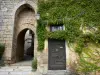 Bruniquel - Porte Méjane et façade d'une maison couverte de vigne vierge