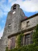 Bruniquel - Horloge du beffroi, et façade d'une maison couverte de vigne vierge