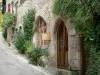 Bruniquel - Façade d'une maison en pierre ornée de plantes grimpantes