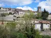 Cabardès - Campanario y casas en el pueblo de Aragón