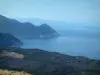 Cabo Córcega - Las montañas de la costa oeste en el mar