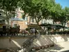 La Cadière-d'Azur - Escaleras, cafés al aire libre, sombrillas, plátanos (árboles) y las casas de la aldea medieval