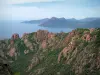 Die Calanche von Piana - Felsbuchten von Piana: Steilküsten aus rotem Granit der Felsbuchten (Calanques), Mittelmeer und die Küsten (Golf von Porto) in der Ferne