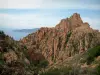 Les Calanques de Piana - Calanche de Piana: Amas rocheux de granit rouge (des calanques) avec mer méditerranée et côte en arrière-plan