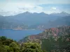 Les Calanques de Piana - Calanche de Piana: Falaises de granit rouge (des calanques), mer méditerranée et montagnes avec certains sommets enneigés