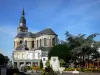 Cambrai - Igreja Saint-Géry e local de 9 de outubro com suas casas, lojas, árvores e flores