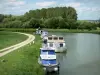 Canal de Ardenas - Barcos amarrados en el Canal des Ardennes, en un entorno verde, en Pont-à-Bar, en la ciudad de Dom-le-Mesnil