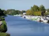 Canal de Borgoña - Barcos en el puerto deportivo de Brienon-sur-Armançon y el canal de Borgoña bordeado de árboles