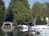 Canal del Garona - Canal del Garona (Canal de Garona), los barcos amarrados, de bloqueo, el puente y los árboles en los Mas-d'Agenais