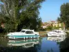Canal del Garona - Canal del Garona (Canal de Garona), amarrados los barcos, árboles y casas en Buzet-sur-Baise