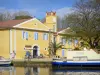 Canal del Medioda - El Somail: puerto del Canal du Midi, con sus barcos amarrados y fachadas de la aldea