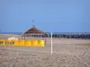 Le Cap-d'Agde - Playa de arena de la localidad, voleibol de playa neto, espigón (rock) y el Mar Mediterráneo