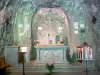 Capilla monolítica de Fontanges - Dentro de la capilla de Saint-Michel tallado en una roca, altar de piedra