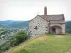 Capilla de Sainte-Madeleine de Chalet - Capilla románica de Santa Magdalena con vistas a la ciudad de Massiac y el valle de Alagnon